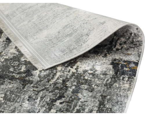 Grauer Teppich mit abstraktem Muster