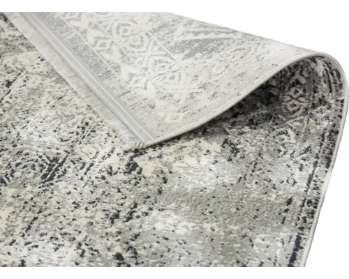 Grauer Teppich mit abstraktem Muster