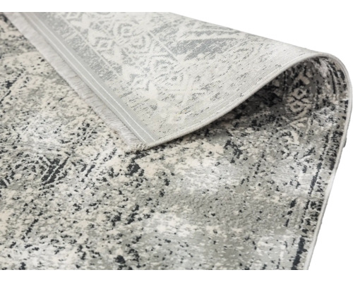 Grauer Teppich mit abstraktem Muster