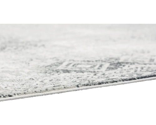 Detailansicht eines grauen Teppichs mit Muster