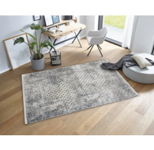 Moderner Teppich mit geometrischem Muster in einem hellen Arbeitszimmer.