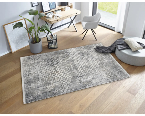 Moderner Teppich mit geometrischem Muster in einem hellen Arbeitszimmer.