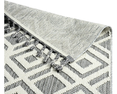 Gemusterter Teppich mit Fransen