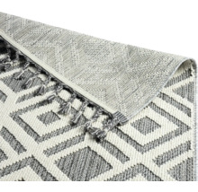 Teppich mit geometrischem Muster und Fransen