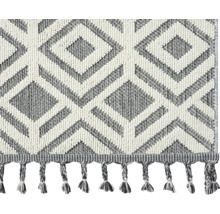 Teppich mit grafischem Rautenmuster und Zierquasten