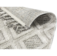 Teppich mit Fransen und geometrischem Muster