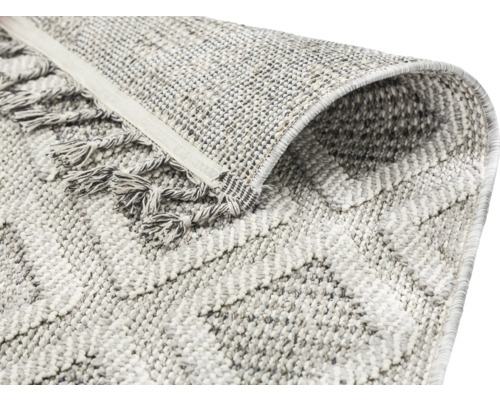 Detailansicht eines hellen Teppichs mit Fransen