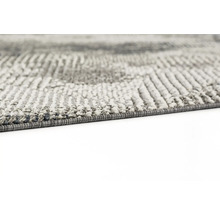 Detailansicht eines grauen Teppichs mit Muster