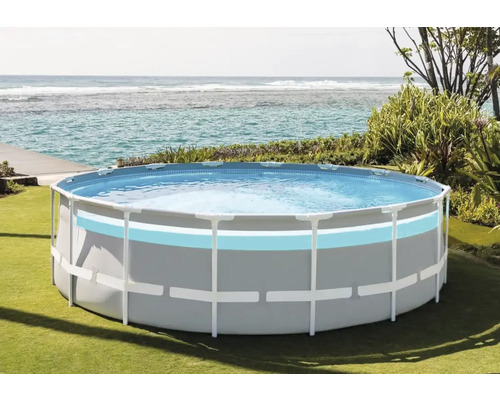 Rundes Stahlrahmen-Schwimmbecken im Garten mit Meerblick