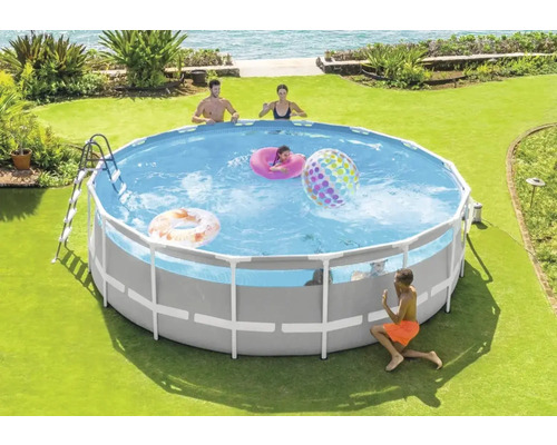 Aufblasbarer Pool mit Stahlrahmen, Leiter und Badespielzeug im Garten