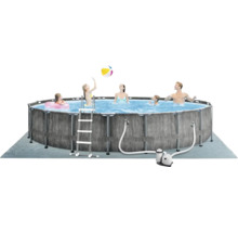 Aufstellpool mit Poolleiter, Filterpumpe und Familie im Wasser