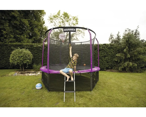 Rundes Gartentrampolin mit Sicherheitsnetz und Leiter im Garten mit einem Jungen