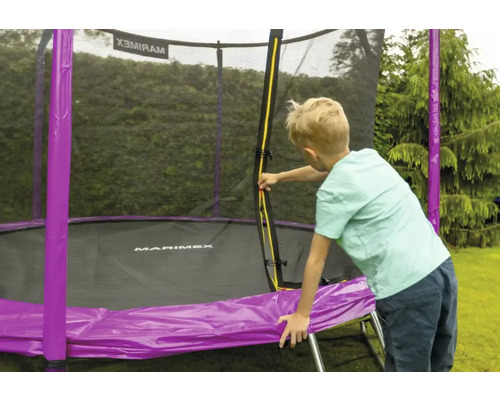 Kind öffnet ein Gartentrampolin von Marimex mit Sicherheitsnetz