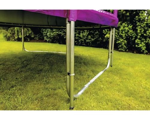 Detailansicht eines Gartentrampolins mit Metallfüßen auf einer Rasenfläche