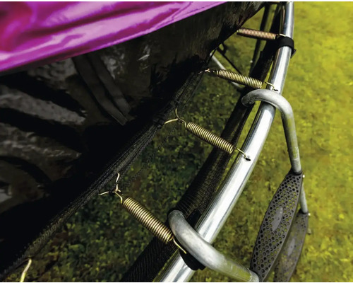 Detailansicht eines Trampolins mit Federn, Sicherheitsnetz und Leiter