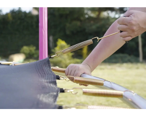 Montage eines Gartentrampolins mit Federn