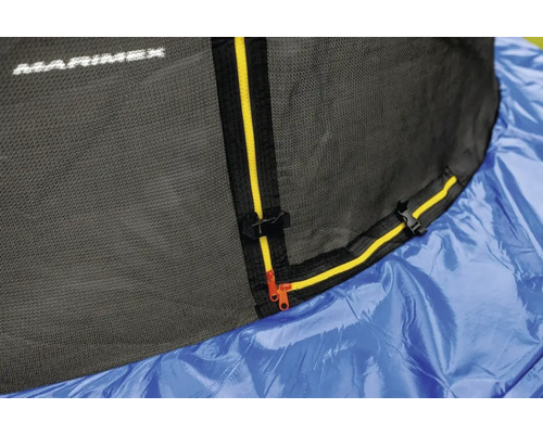 Detailaufnahme eines Trampolinnetzes mit Reißverschluss und Marimex Logo