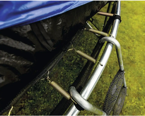 Detailaufnahme eines Trampolins mit Sprungfedern und Sicherheitsnetz