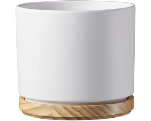 Weißer Blumentopf aus Keramik mit Holzuntersetzer