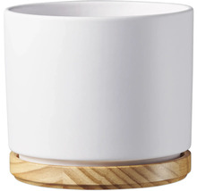 Weißer Übertopf aus Keramik mit Holzuntersetzer