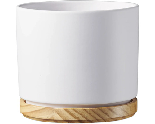 Weißer Übertopf aus Keramik mit Holzuntersetzer