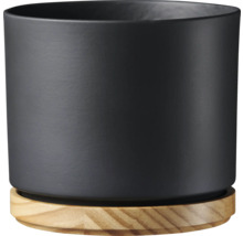 Schwarzer Pflanztopf mit Holzuntersetzer