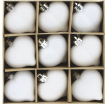 Neun herzförmige Christbaumkugeln in einer Pappschachtel