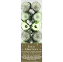 Packung grüne Christbaumkugeln aus Glas mit glatter und glitzernder Oberfläche
