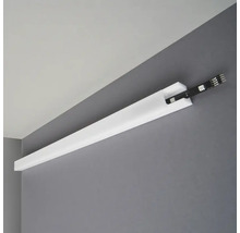 Weiße LED-Leiste an grauer Wand unter weißer Decke montiert