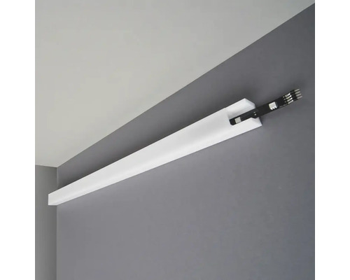 Weiße LED-Leiste an grauer Wand unter weißer Decke montiert