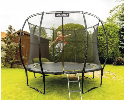 Rundes Gartentrampolin mit Sicherheitsnetz und Leiter, ein Kind springt im Trampolin