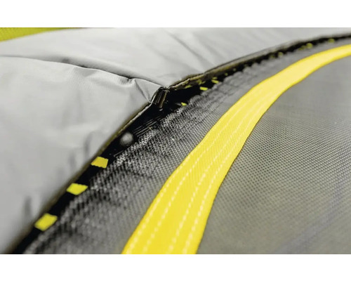 Detailaufnahme eines Trampolins mit Reißverschluss und Schutzrand