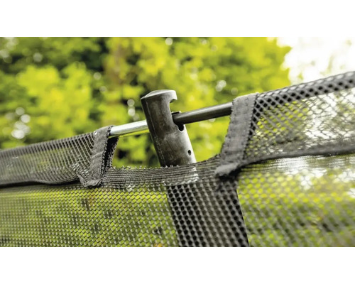 Detailaufnahme eines Trampolin-Sicherheitsnetzes mit Stahlrahmen und Netzmaterial.