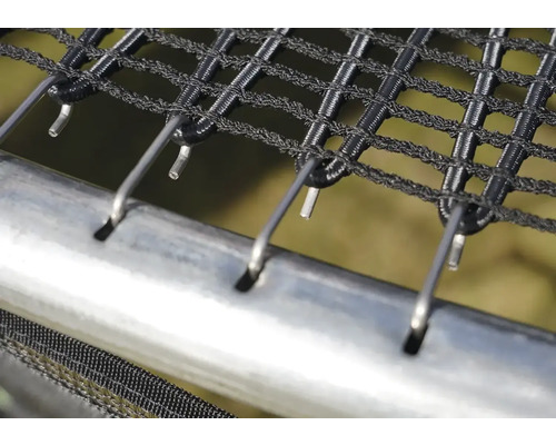 Detailaufnahme eines Trampolins mit Netz und Federn