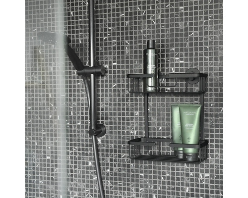 Duschszene mit Duschstange, Duschkopf und schwarzem Duschregal mit Pflegeprodukten