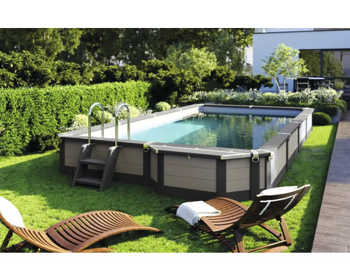Aufstellpool im Garten mit Leiter und zwei Liegestühlen