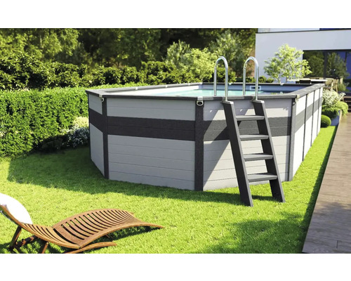 Rechteckiger Pool mit Leiter im Garten