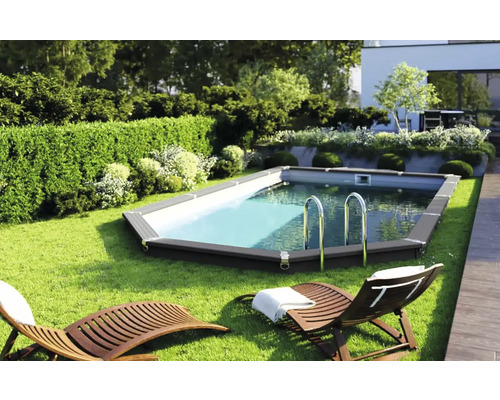Gartenszene mit eingebautem Pool, Liegestühlen und gepflegtem Rasen