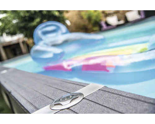 Aufblasbares Wasserspielzeug im Pool mit Poolumrandung