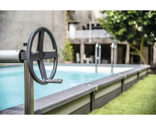 Swimmingpool mit Aufrollvorrichtung für die Poolabdeckung