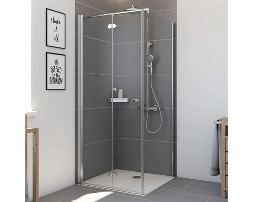 Dusche mit Duschwanne und Armatur in modernem Badezimmer