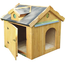 Holzhundehütte mit Tür zum Öffnen und isoliertem Dach