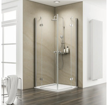 Eckdusche mit Glaswänden und Duschsystem im hellen Badezimmer.