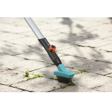 Fugenbürste zur Reinigung von Pflastersteinen mit Gardena Logo