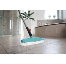 Badezimmer mit Reinigungsbürste zur Bodenreinigung