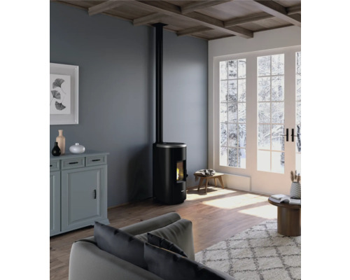 Wohnzimmer mit Kaminofen, Sideboard und Sofa