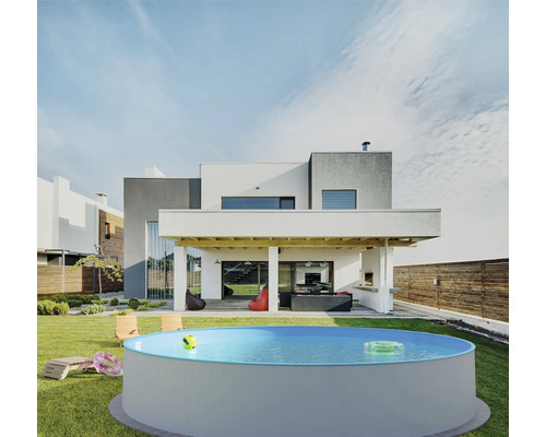 Szene mit rundem Pool im Garten eines modernen Hauses