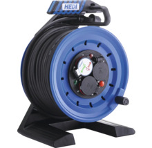 Kabeltrommel mit schwarzem Kabel und blauer Trommel auf schwarzem Ständer
