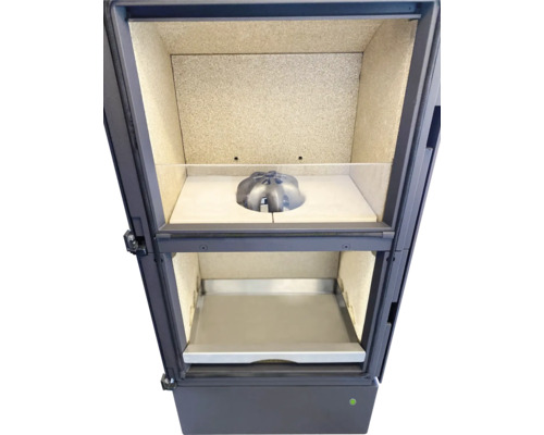 Innenraum eines Kaminofens mit Rauchumlenkung und Aschekasten