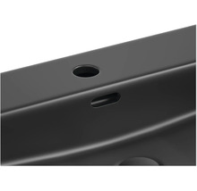 Detailansicht eines schwarzen Metallprofils mit Löchern und Aussparungen.